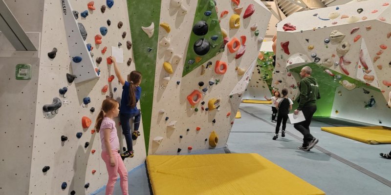 2.A akce prosinec - trenéři, bruslení, lezecká stěna