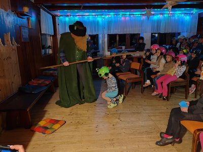 Medvědí bouda - večerní "Pasování na lyžaře"