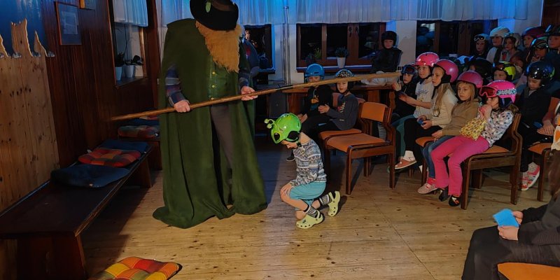 Medvědí bouda - večerní "Pasování na lyžaře"