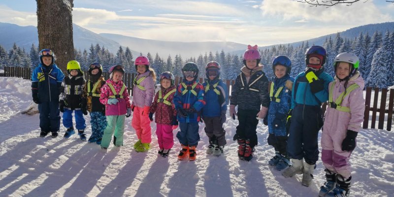 1.B, 2.A Medvědí bouda - všichni už jsou lyžaři